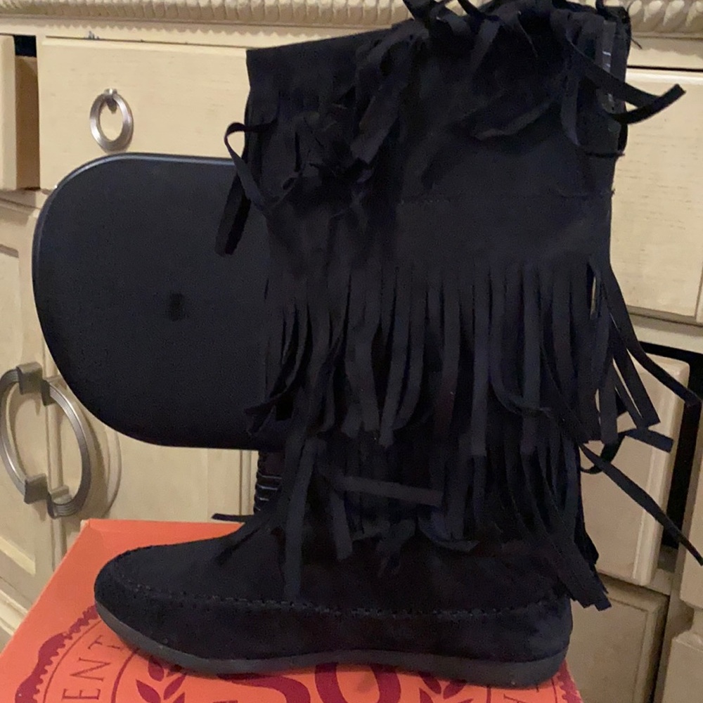 Black boots with shingles